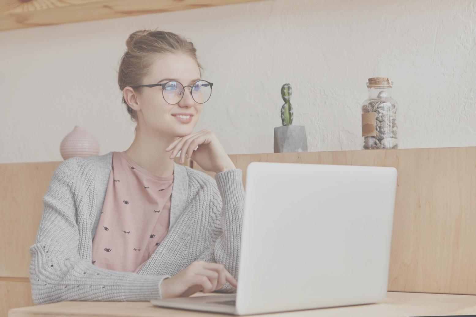 Espacio colaborativo de aprendizaje con estudiantes trabajando en análisis financiero