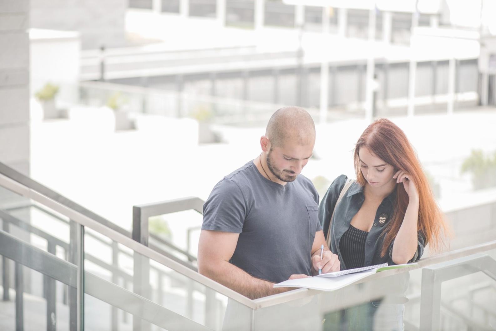 Métricas financieras y ratios de comparación empresarial